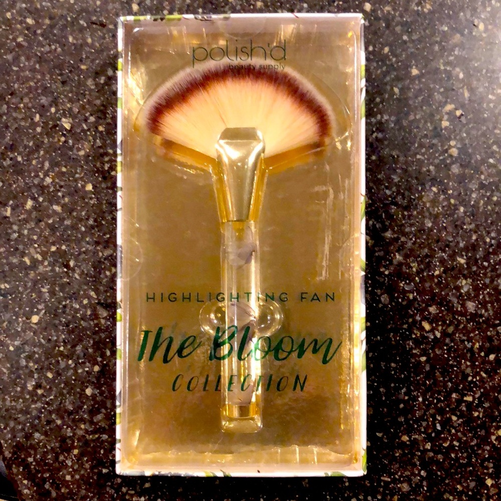 The Bloom Highlighting Fan - beautiful make up rush